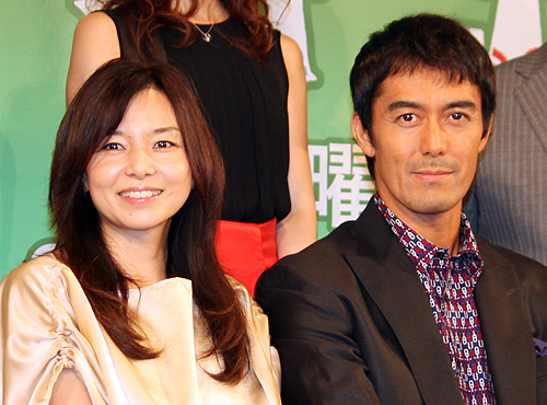 フジ連続ドラマ「ゴーイング　マイ　ホーム」に夫婦役で出演中の山口智子（左）と阿部寛