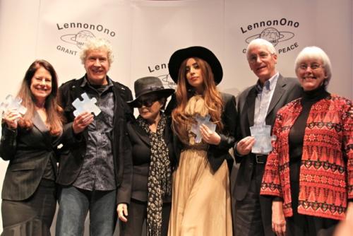 「レノン―オノ平和賞」の授賞式で、写真に納まるオノ・ヨーコ（左から３人目）とレディー・ガガ（同４人目）ら
