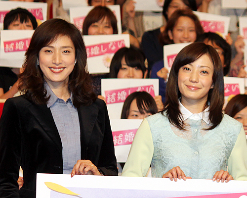 フジテレビ連続ドラマ「結婚しない」に主演している天海祐希（左）と菅野美穂