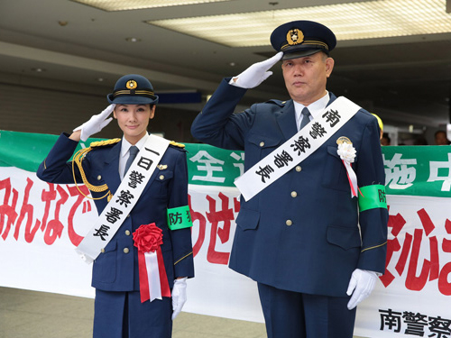 大阪府警南署の一日警察署長に任命され、敬礼する吉田羊