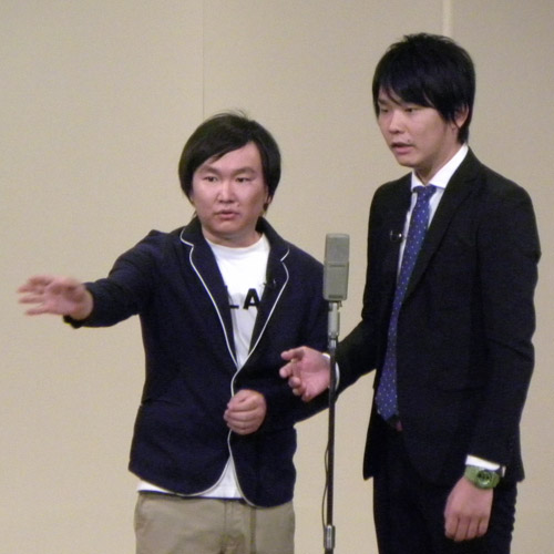 月亭八方の落語会で漫才する「かまいたち」の山内健司（左）と濱家隆一