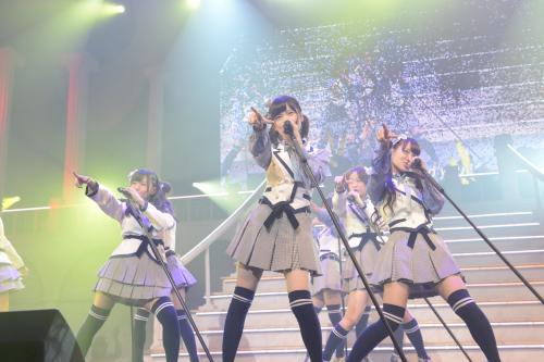 ＡＫＢ４８の都道府県ツアー茨城公演で「ヘビーローテーション」を披露したチーム４。センターは島崎遥香（中央）