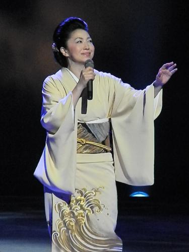 東京・青山劇場でデビュー４０周年記念公演を開いた石川さゆり