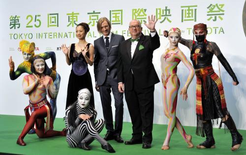 東京国際映画祭が開幕、ポーズをとる上戸彩（左から３人目）、「シルク・ドゥ・ソレイユ」のパフォーマーら