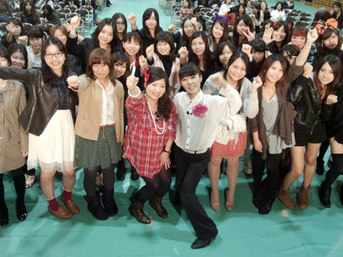 東京女学館大の学園祭に参加したアジアンの２人（中央）
