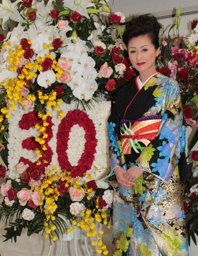 ＜長山洋子　デビュー３０周年記念コンサート＞３０年を祝う花々の前に立つ長山洋子