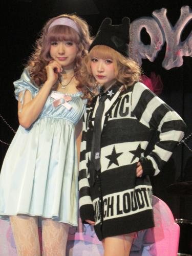 東京・原宿でデビューイベントを開いた女性デュオ「ＡＭＯＹＡＭＯ」。ＡＭＯ（左）とＡＹＡＭＯ