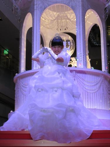 表参道ヒルズのクリスマスイルミネーション点灯式に、お姫様風のドレス姿で登場した芦田愛菜