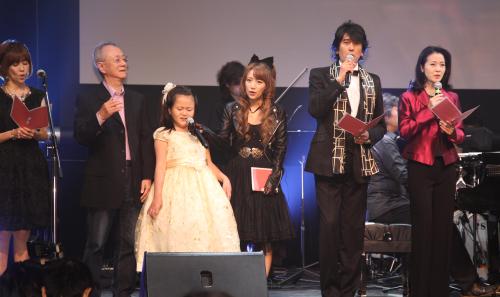 「アメージング・グレース」を歌う（左から）松本伊代、服部克久、佐藤英里、高橋みなみ、川崎麻世、坂本冬美