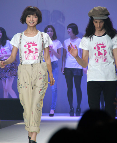 「ＭＯＲＥ　創刊３５周年スペシャルイベント」で、篠田麻里子は栗原類（右）を気にしながらウオーキング