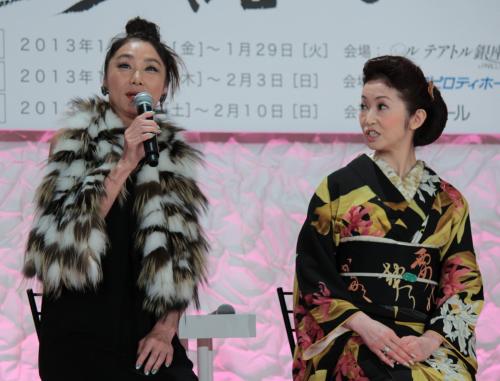 舞台「阿修羅のごとく」製作発表浅野温子（左）の発言に驚く荻野目慶子