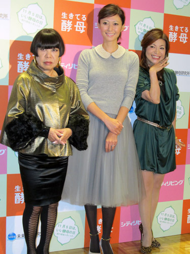 「ヘルス＆ビューティーフェスタ２０１２」に出席した（左から）コシノ・ジュンコさん、田丸麻紀、シルク