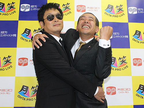 オバマ大統領が再選し、デンジャラスのノッチ（右）は相方の安田和博と抱き合って喜び