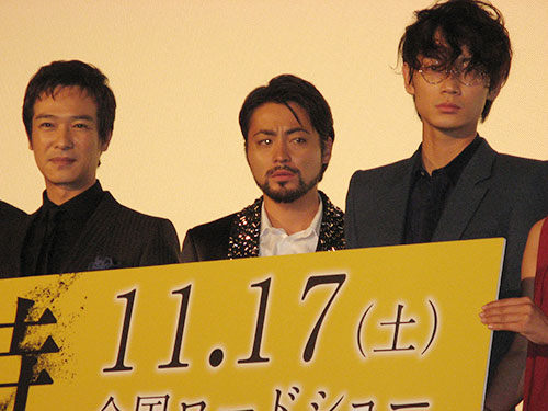 映画「その夜の侍」の舞台あいさつを行った（左から）堺雅人、山田孝之、綾野剛