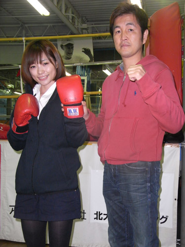 井岡弘樹会長（右）と並び笑顔の安田由紀奈