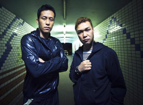 ＤＪのＤＡＩＳＨＩ　ＤＡＮＣＥ（右）とサッカー日本代表ＤＦの吉田麻也