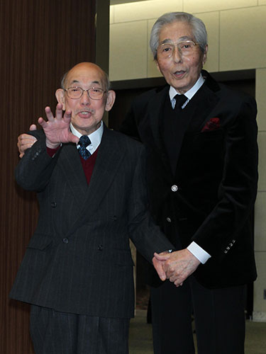 谷啓さんとお別れする会でガチョーンをする桜井さん（右は犬塚弘、１０年１１月）