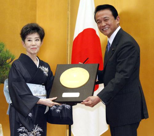 ２００９年７月、麻生首相から国民栄誉賞の盾を受け取る森光子さん