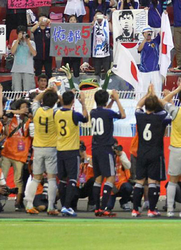 ＜オマーン・日本＞試合後、サポーターにあいさつする日本代表イレブン。スタンドには「一平くん」の姿も