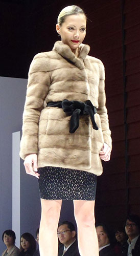 「第８回ファー・オブ・ザ・イヤー」授賞式に、夫・菊池大和氏とデザインしたコートで登場した土屋アンナ