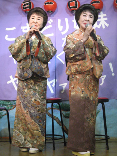 姉妹の本拠地・浅草で行われた「映画　こまどり姉妹がやって来たヤァ！ヤァ！ヤァ！」ＤＶＤ化記念イベントでヒット曲を歌うこまどり姉妹