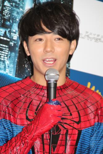 「アメイジング・スパイダーマン」レンタル開始記念イベントにスパイダーマンの衣装で登場した綾部祐二