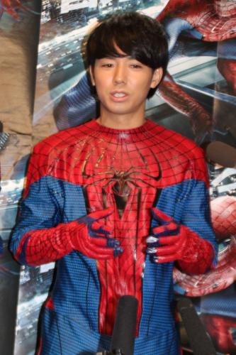 「アメイジング・スパイダーマン」レンタル開始記念イベントでクリスマスの予定を聞かれ、タジタジの綾部祐二
