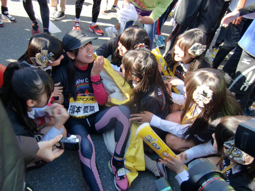 ＜大阪マラソン＞ゴール直後、メンバーに囲まれて、涙をこぼすＮＭＢ４８の福本愛菜（左から３人目）