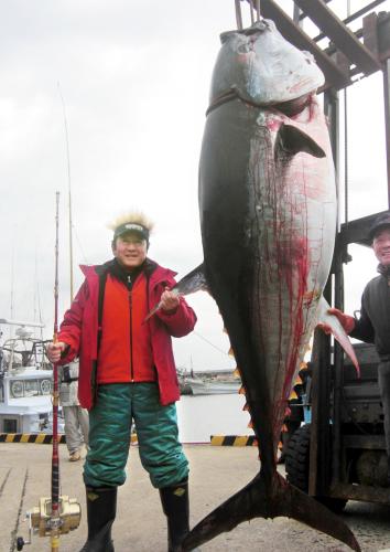 ２００９年の「萩クロマグロトーナメント」で釣り上げた３２５キロの特大マグロと松方弘樹