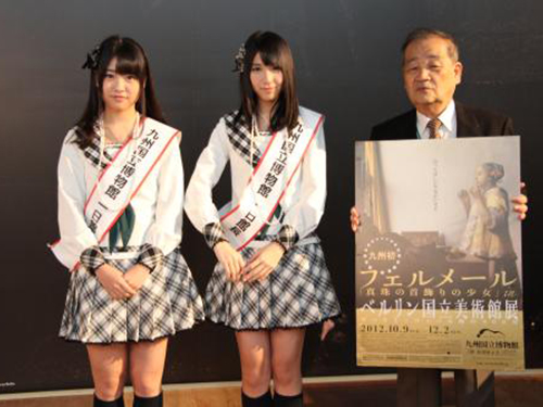 九州国立博物館の三輪嘉六館長（右）から一日館長に任命されたＨＫＴ４８の松岡菜摘（中央）と中西智代梨
