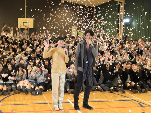 「課外授業」に訪れた武井咲と松坂桃李は生徒たちと記念撮影