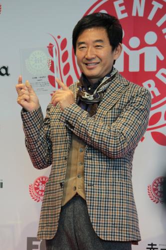 「第５回ペアレンティングアワード授賞式」で記念の盾を手に笑顔を見せる石田純一