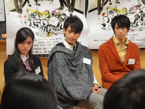 高校生の話に聞き入る（左から）美山加恋、小澤亮太、相葉裕樹