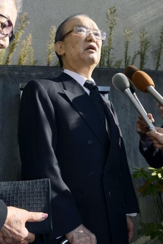 中村勘三郎さんの自宅を後にする海部俊樹元首相