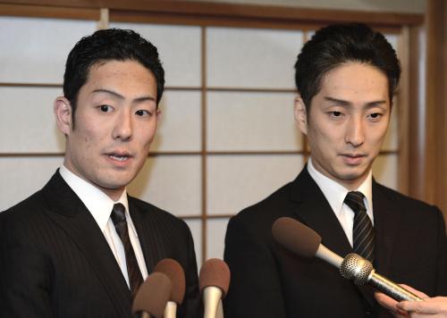 公演終了後、記者の質問に答える中村勘三郎さんの長男勘九郎（左）と次男七之助