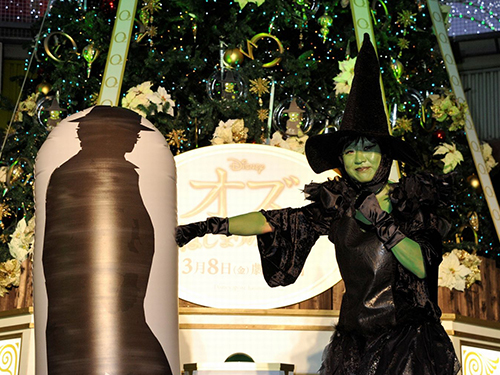 緑の魔女に扮したしずちゃんが、オズバルーンにパンチ！