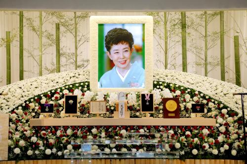 本葬で祭壇に掲げられた俳優森光子さんの遺影