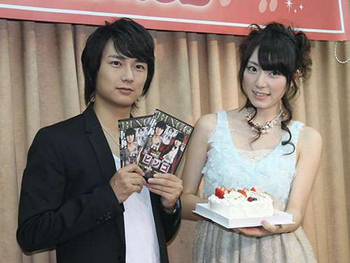 清水一希（左）と誕生日ケーキを手に笑顔のＡＫＢ４８松井咲子