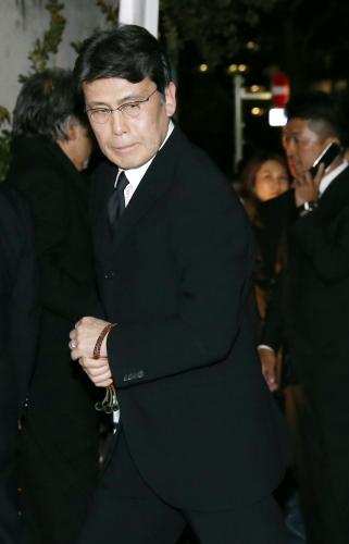 勘三郎さんの通夜に参列する俳優の松本幸四郎