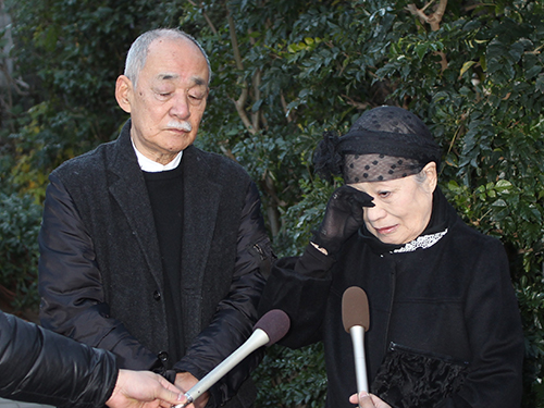 小沢昭一さん宅への弔問を終えた神津善行、中村メイコ夫妻