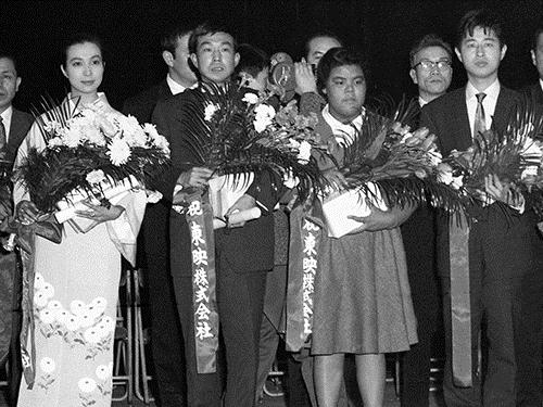 １９６０年２月、ブルーリボン賞演技賞を受賞した小沢昭一さん（左から２人目）。左は新珠三千代さん、右は長門裕之さん