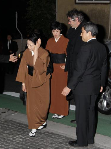 中村勘三郎さんの通夜に参列した（左から）富司純子、寺島しのぶ、ローラン・グナシア夫妻