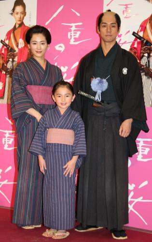 ＮＨＫ大河ドラマ「八重の桜」初回完成披露試写会に出席した（左から）綾瀬はるか、鈴木梨央、西島秀俊