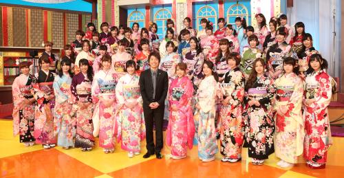 日本テレビの正月特番で田村淳（前列中央）と並んで晴着姿を披露するＡＫＢ４８
