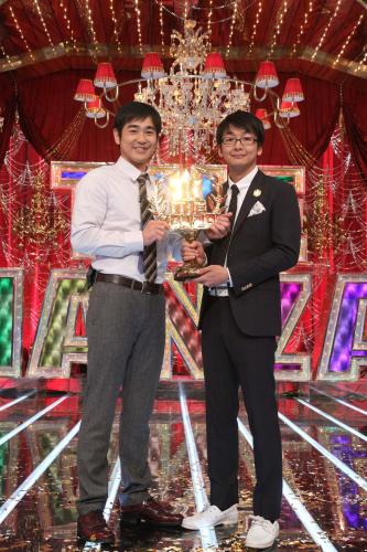 「ＴＨＥ　ＭＡＮＺＡＩ　２０１２」で優勝したハマカーンの浜谷健司（左）と神田伸一郎