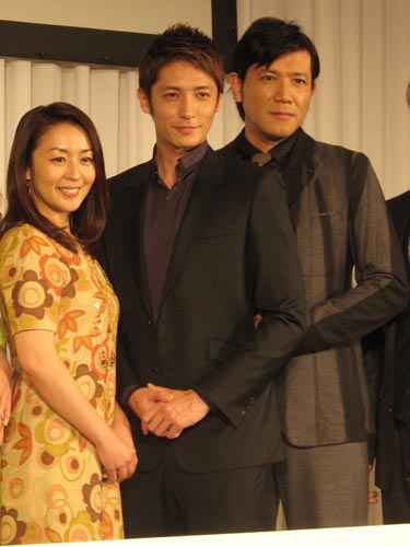 舞台「ホテル　マジェスティック」の製作発表会見に出席した左から酒井美紀、玉木宏、別所哲也
