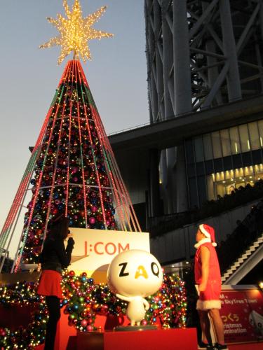 東京スカイツリーで行われたクリスマスツリー点灯式に袖なしサンタのスギちゃん登場
