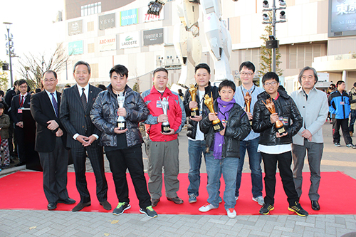 バンダイ・上野社長（写真左から２人目）と受賞者ら