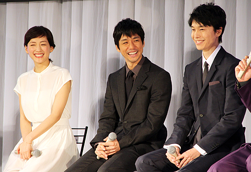 トークショーに登場し、笑顔を見せる（左から）綾瀬はるか、西島秀俊、長谷川博己