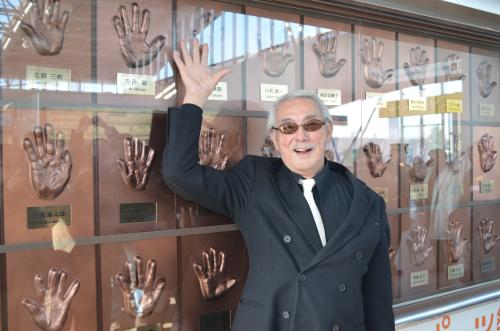 飛田給駅構内に、日活映画で活躍した俳優と監督６４人の手形が登場。宍戸錠は、自身の手を並べて笑顔